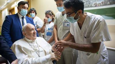 Папа Римский выписан из больницы после операции
