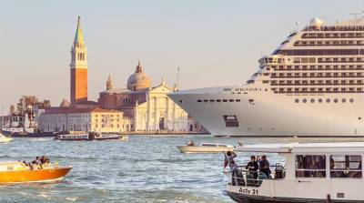 Большим круизным лайнерам запретят заплывать в центр Венеции
