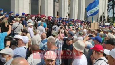 Пенсионеров МВД в Киеве разгоняют газом и дубинками