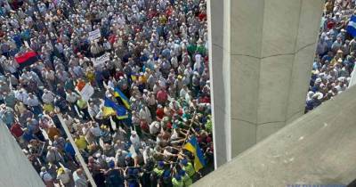 Митингующие пенсионеры МВД Украины попытались прорваться в Раду