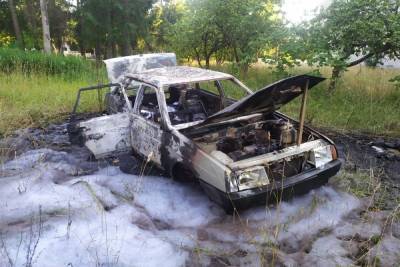 В Ярцево горела брошенная машина, возгорание началось в багажнике