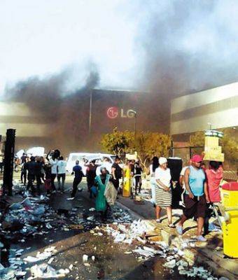 В ЮАР разграбили и сожгли завод LG