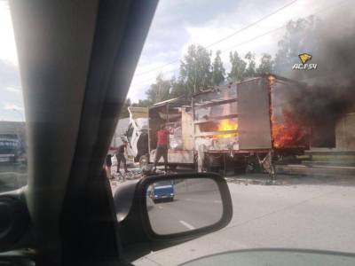 На Бугринском мосту в Новосибирске воспламенился грузовик