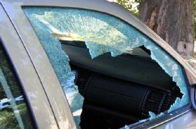 В Киеве разбили стекла в авто и положили голову коровы на крышу