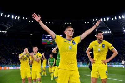 На Украине раскритиковали футболистов сборной за фотографию с Бастой
