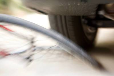 Юный велосипедист угодил по колеса легковушки в Новгородском районе