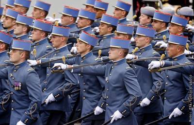Военный парад в Париже начался с предложения руки и сердца