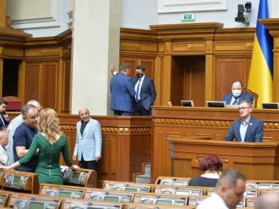 Рада приняла закон о полномочиях старост, который ветировал Зеленский