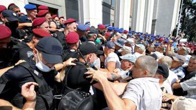 Пенсионеры-силовики прекратили попытки прорваться в здание Рады
