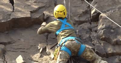 Бойцы горно-штурмовой бригады на Донбассе учились покорять скалы (видео)