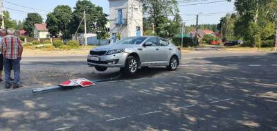 В Ленобласти автомобилист не справился с управлением и повис на дорожном знаке