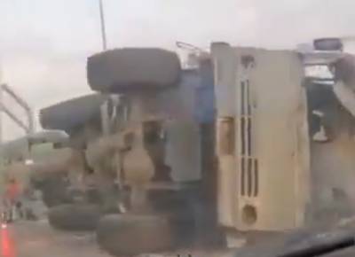На подъезде к Крымскому мосту перевернулся военный грузовик, видео