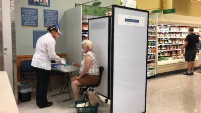Германия будет вакцинировать людей в торговых центрах и супермаркетах