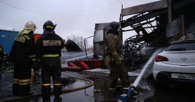 Любители шашлыка спалили ангар и машину на юге Москвы