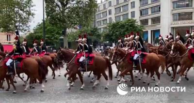 Париж отмечает День взятия Бастилии военным парадом. Видео