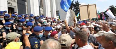 Пенсионеры МВД устроили столкновения с правоохранителями возле Рады