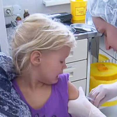 Обсуждать вакцинацию подростков от ковида в РФ преждевременно
