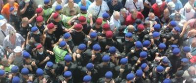 Под зданием ВР сотни военных пенсионеров устроили стычки с правоохранителями