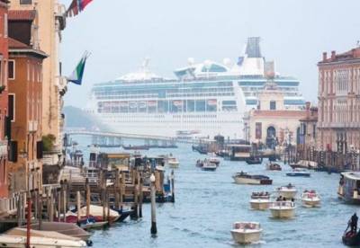 Большим круизным лайнерам запретят заходить в центр Венеции
