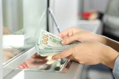 Белорусы забирают из банков валютные вклады