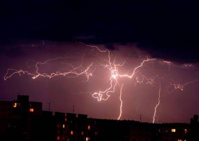 Вечером во вторник Чехию озарили 33 тыс. молний: видео