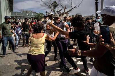 Куба на фоне протестов ограничила доступ к соцсетям