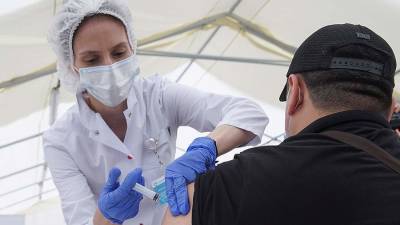 Россиян призвали сделать прививку от коронавируса перед выездом за границу