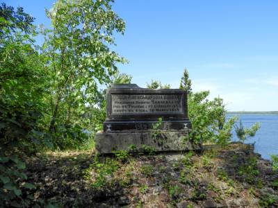 На «острове мертвых» в Монрепо археологи нашли часть утерянного склепа — фото