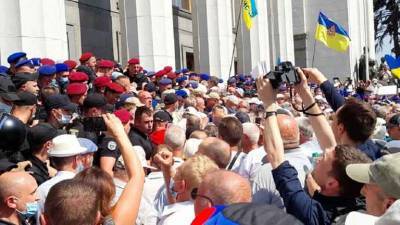 Столкновения экс-полицейских с полицейскими в Киеве: пенсионеры-силовики штурмуют Верховную раду