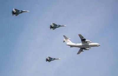 Военные самолеты летают над Петербургом: жители города напуганы