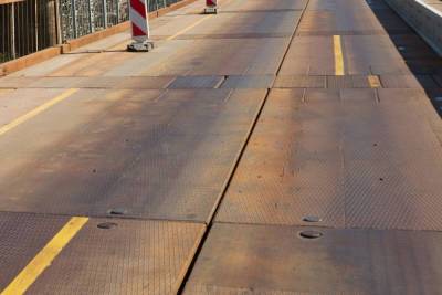 Медлительному подрядчику грозят штрафами за срыв сроков ремонта Колмовского моста