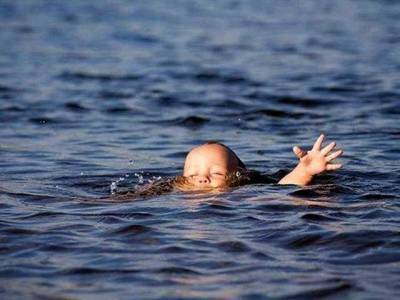 Трагедія на Буковині: у ставку неподалік будинку потонув 4-річний хлопчик