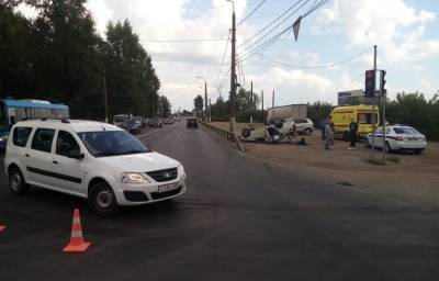 В Твери на Московском шоссе столкнулись две Лады — одна перевернулась на крышу