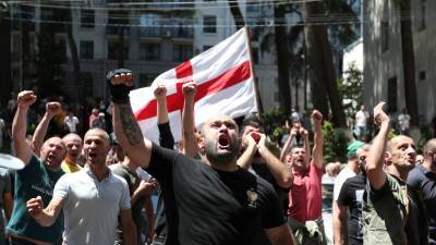 Приостановка телеэфира, драка в парламенте и требования к правительству: как развивается ситуация с протестами в Грузии