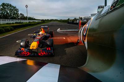 Видео: Макс Ферстаппен в гонке против Spitfire