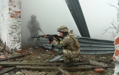 На Донбассе в результате обстрелов ранили двух военных