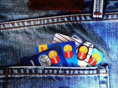 Выдача кредитных карт в России сокращается второй месяц подряд