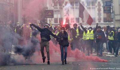 Французская полиция разогнала марш против ковид-пропусков, применив слезоточивый газ