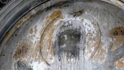 Лик Богородицы на золотом фоне нашли под краской в башне Смольного монастыря