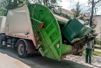 Маневренный американский мусоровоз испытали в Новгородской области