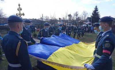 Жители Тернопольщины на коленях попрощались с воином ВСУ, убитым снайпером на Донбассе