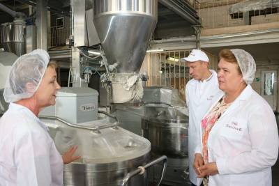Ольга Окунева посетила смоленский «Хлебопек» и пообщалась с сотрудниками предприятия