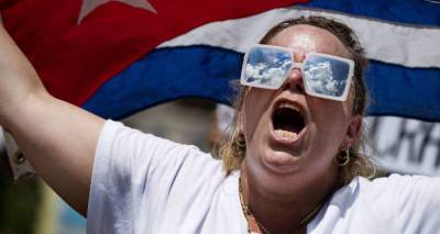 Опрокинутые машины, раненые журналисты: на Кубе не стихают массовые волнения