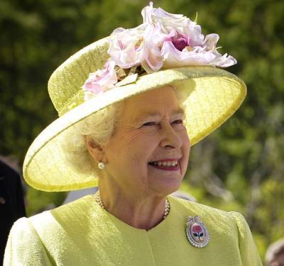 Елизавета II о свадебном платье Кейт Миддлтон: «Выглядит очень жутко»