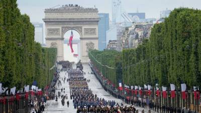 Вести в 20:00. Париж содрогнется от салюта: Макрон забыла маску в День взятия Бастилии