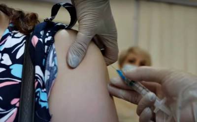 Украинцев хотят наказывать за отказ от прививок