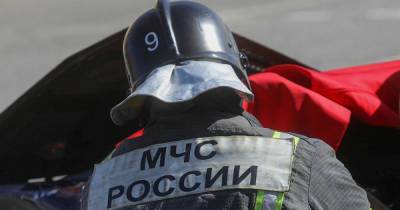 Ребенка спасли из-под качелей в Петербурге при помощи бензореза