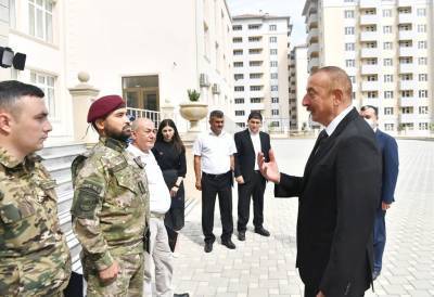 Президент Азербайджана Ильхам Алиев побеседовал с членом семьи шехида и гази