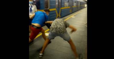 Я его не отпущу! В метро Киева ковид-диссиденту сломали очки и заставили надеть маску (видео)