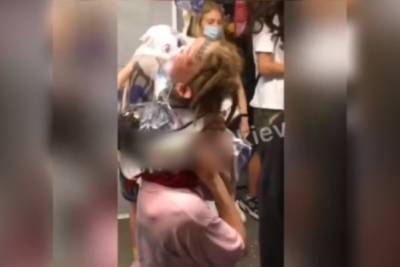 В киевском метро подростки обливались молоком ради ролика для соцсетей